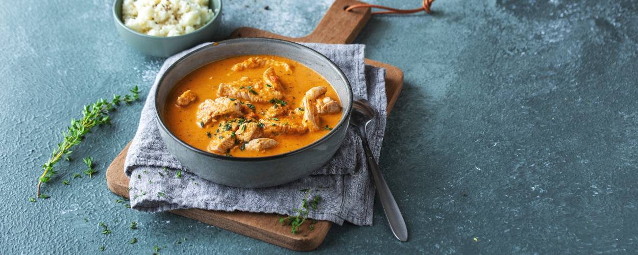 Putengulasch in roter Sahnesoße