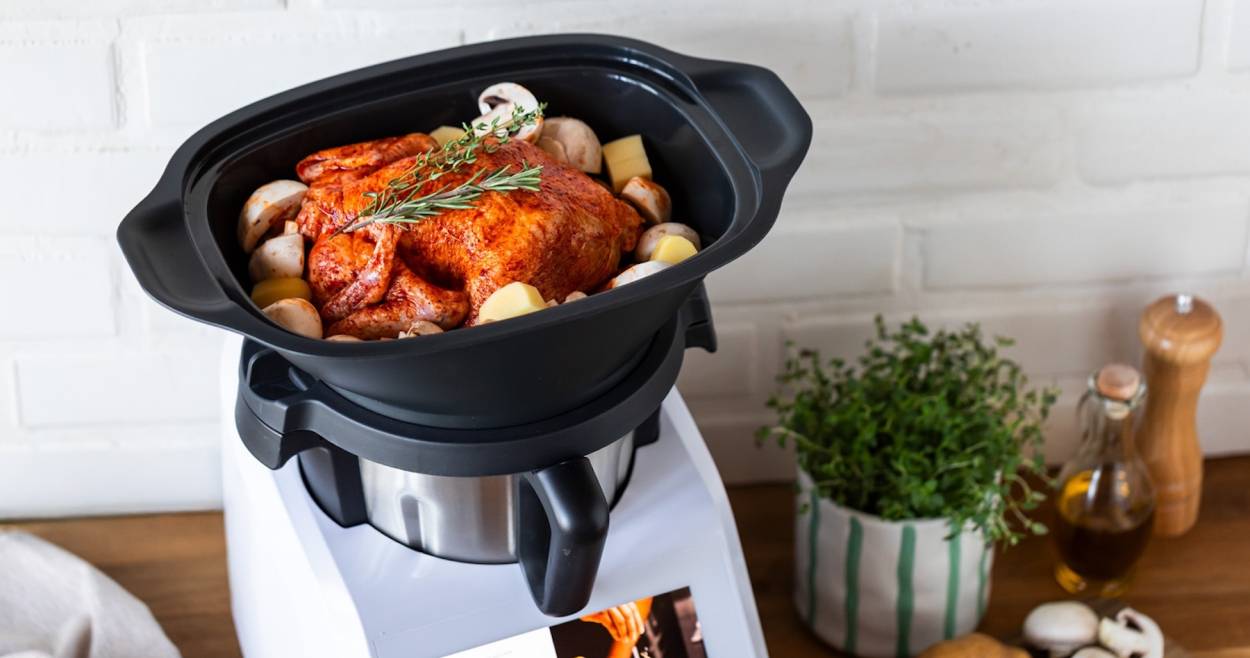 Ein ganzes Hähnchen im Dampfgaraufsatz des Monsieur Cuisine