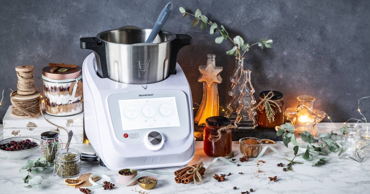 Der Monsieur Cuisine umgeben von kleinen Geschenken, Likör, Zucker, Marmelade