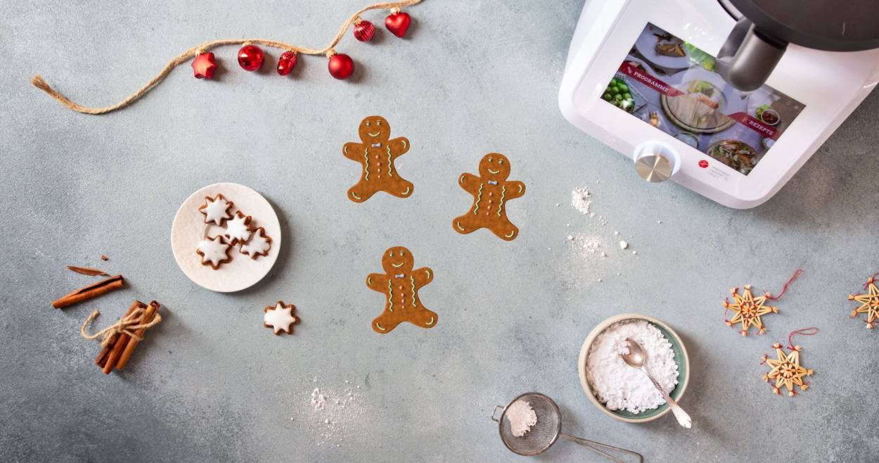 Der Monsieur Cuisine von oben fotografiert auf einer grauen Arbeitsplatte, daneben Plätzchen und weihnachtliche Deko