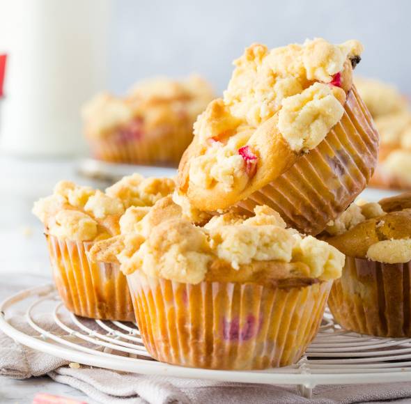 Rhabarbermuffins mit Streuseln