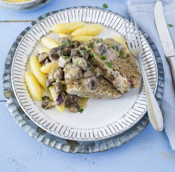 All-in-one-Hackbraten mit Schupfnudeln und Champignon-Rahmsoße