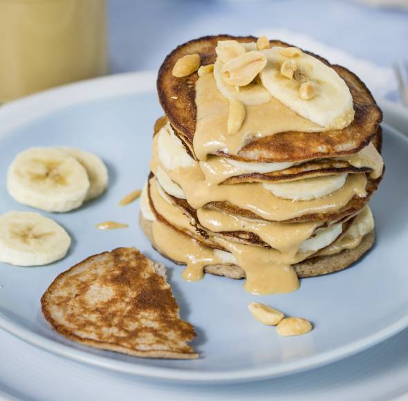 Bananen-Pancakes mit Erdnussbutter