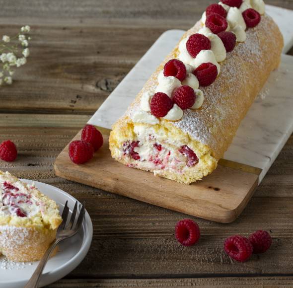 Biskuitrolle mit Mascarponecreme und Himbeeren