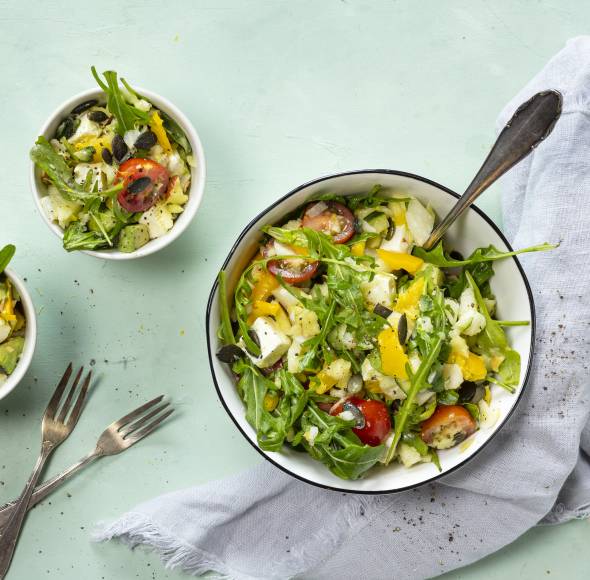 Blitzschneller Sattmacher-Salat mit Avocado und Feta