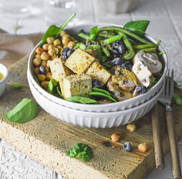 Bowl mit Spinat und mariniertem Tofu