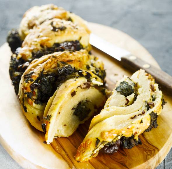 Brotzopf mit Oliven und Käse