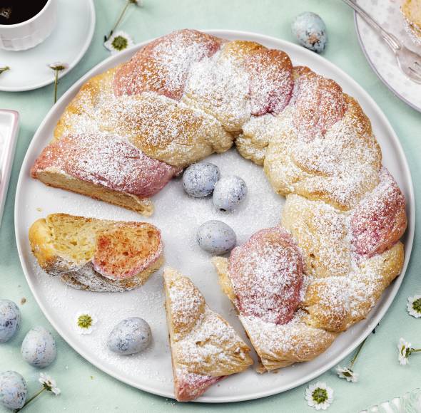 Bunter Osterkranz mit Mandeln