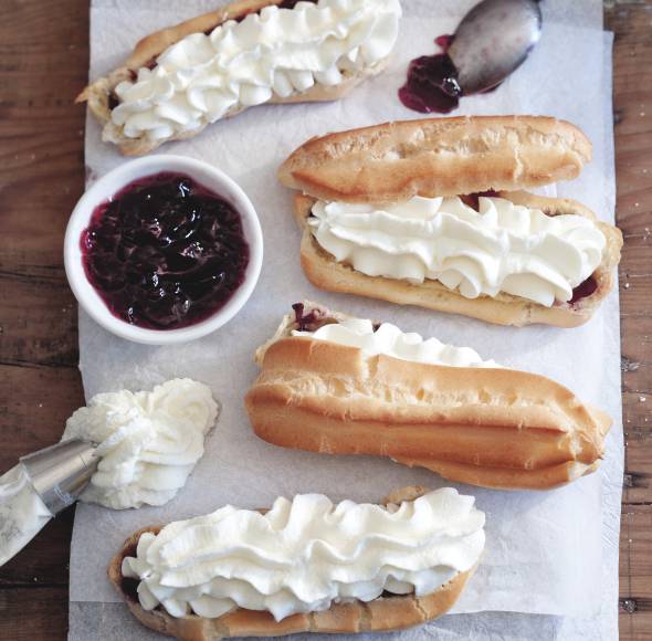 Eclairs mit Konfitüre und Schlagsahne