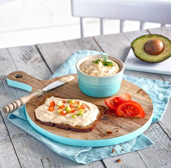 Frischkäse mit Tomate und Avocado