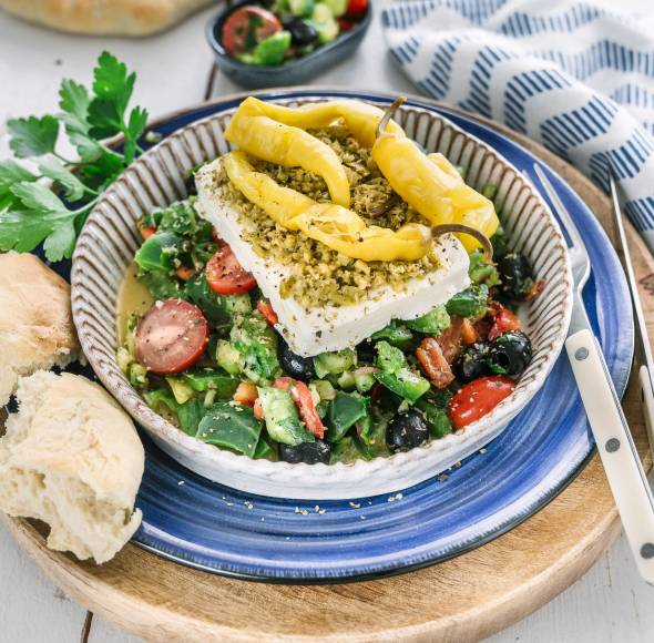 Gedämpfter Feta mit Hirtensalat und Pitabrot