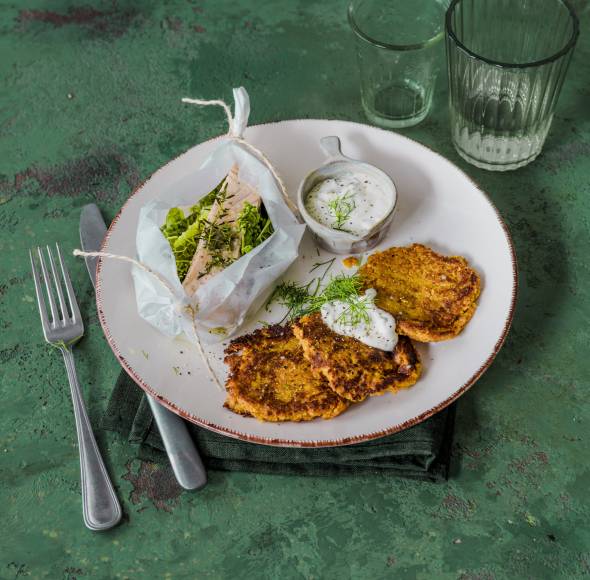 Gedämpfter Lachs mit Süßkartoffelrösti und Schmanddip
