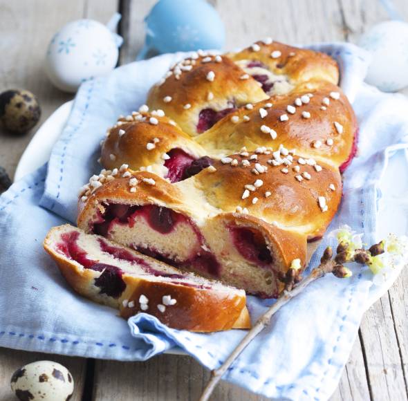 Gefüllter Hefezopf mit Kirschen