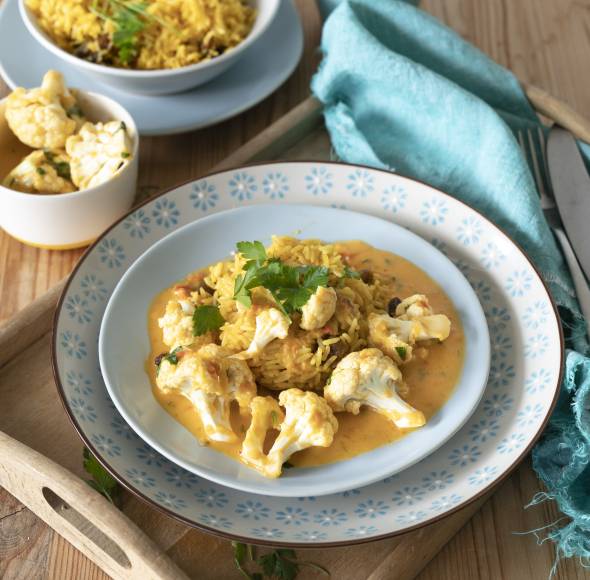 Gelber Curryreis mit Gemüserahmroße