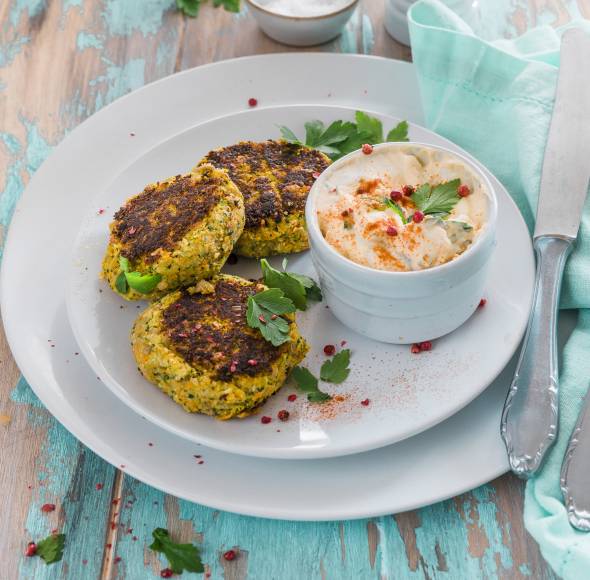 Gemüsebratlinge mit Ajvar-Quarkdip