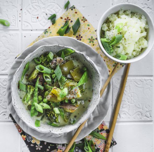 Grünes Kokos-Gemüse-Curry mit Blumenkohlreis