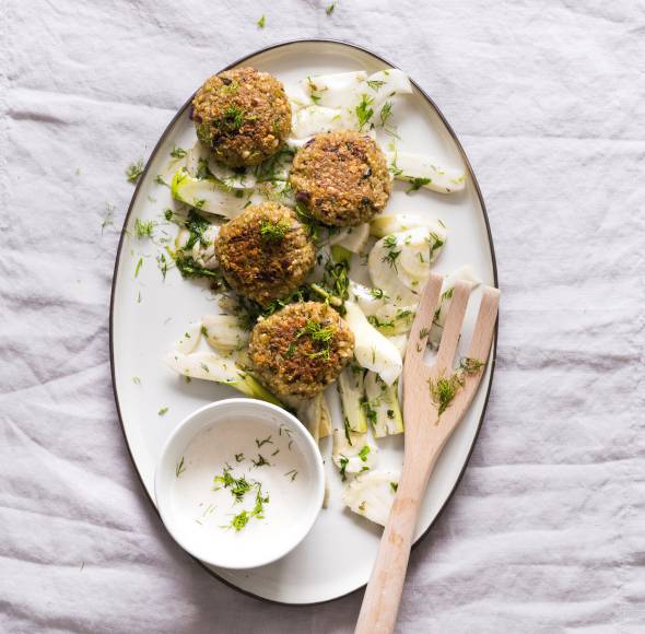 Grünkernbratlinge mit Fenchelgemüse und Joghurtdip