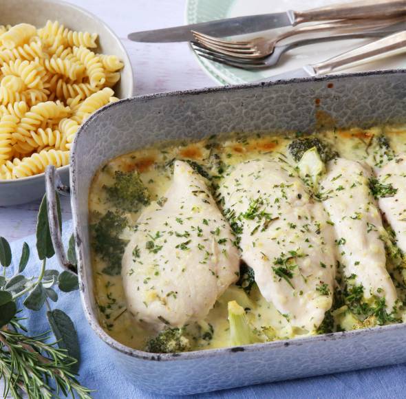 Hähnchen in Kräuter-Sahnesoße mit Nudeln