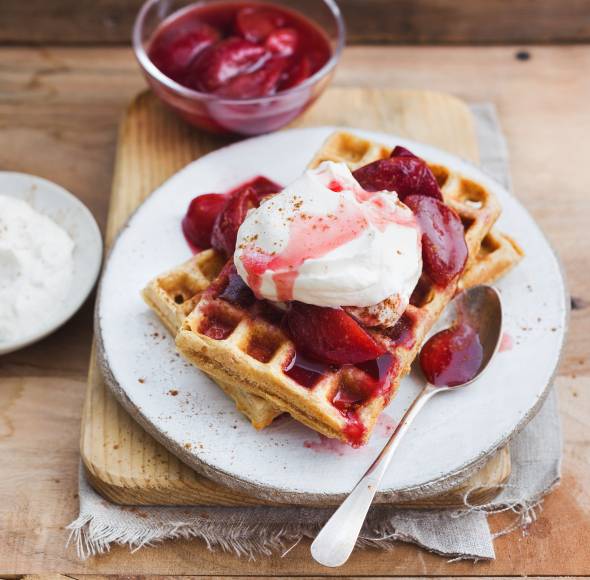Haferflockenwaffeln mit Pflaumenkompott und Zimtsahne