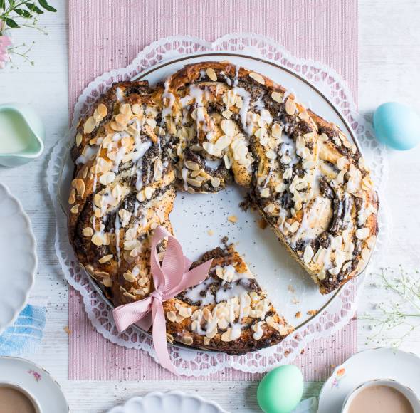 Hefekranz mit Mohn-Marzipanfüllung