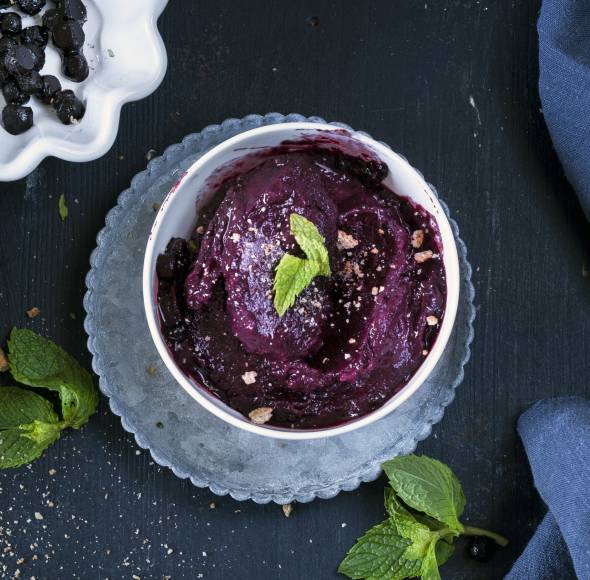 Heidelbeereis mit Buttermilch