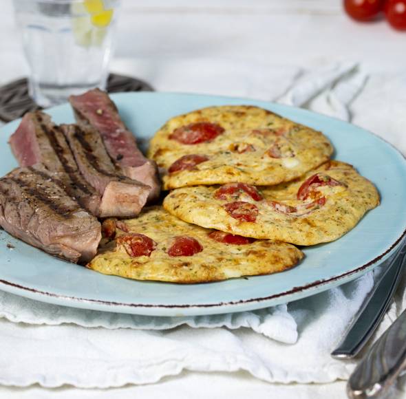 Hüttenkäsetaler mit Tomaten und Steak