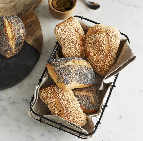 Joghurtbrötchen mit Sesam und Mohn