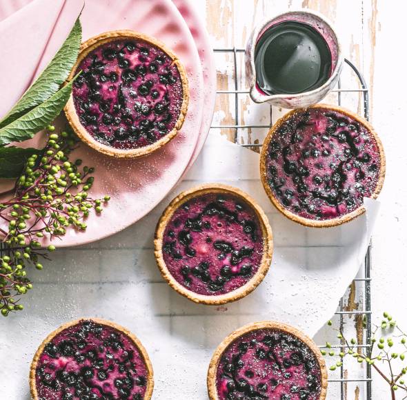 Käsekuchen-Tartelettes mit Holunderbeeren