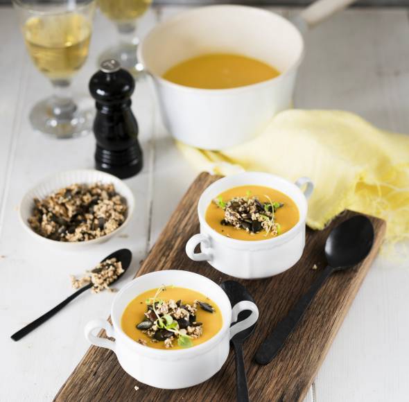 Karottensuppe mit Crunch-Topping