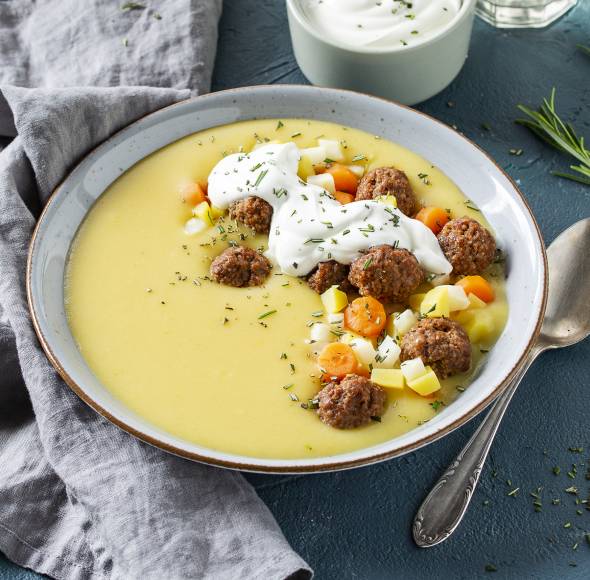 Kartoffelsuppe mit Hackbällchen und Schmand