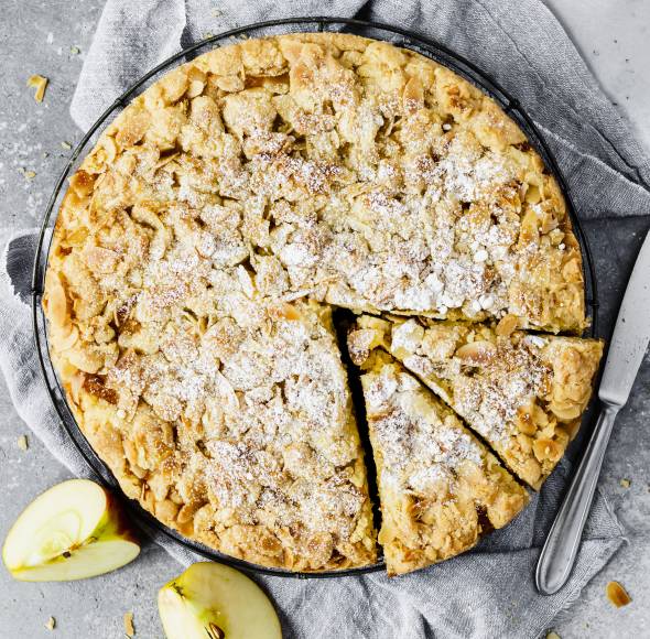 Kürbis-Apfel-Kuchen mit knusprigen Mandelstreuseln