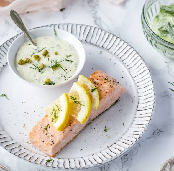 Lachs mit Gurkensalat und Kräuterremoulade