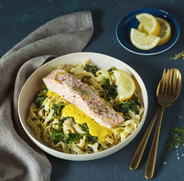 Lachs mit Pasta und Currysoße
