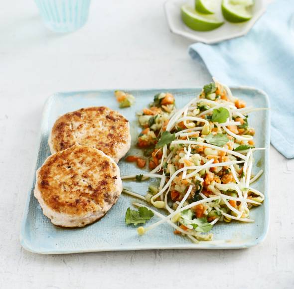 Lachsfrikadellen mit Gurkensalat