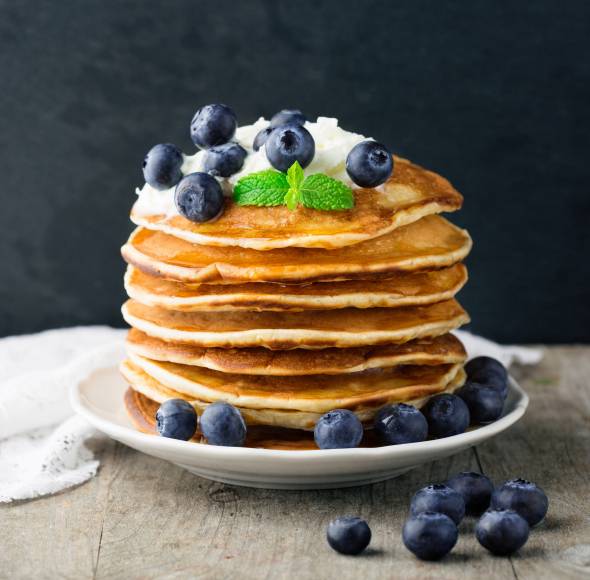 Pfannkuchen-Turm mit Mascarponecreme