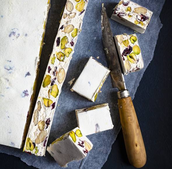 Mandel-Nougat mit Cranberries