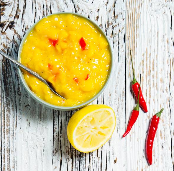 Mango-Salsa mit gelber Paprika