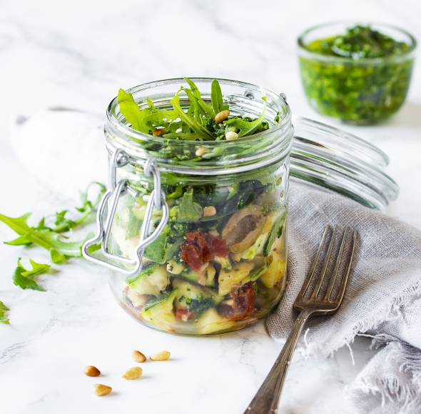 Mediterraner Zucchinisalat mit Mozzarella