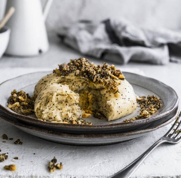 Mohn-Germknödel mit Marzipancreme