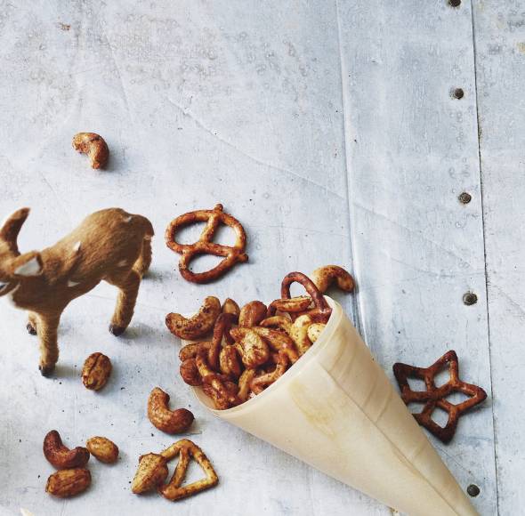 Nüsse und Minibrezel mit Räucherpaprika und Balsamico