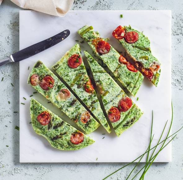 Omelett mit grünem Spargel und Schnittlauch