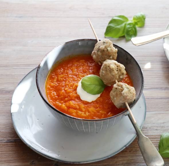Paprika-Reis-Suppe und Hackbällchen
