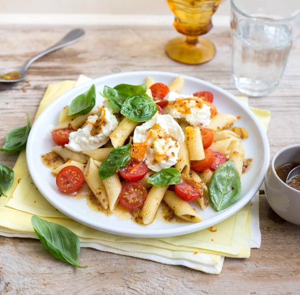 Pastasalat mit Mozzarella und Orangen-Senf-Dressing