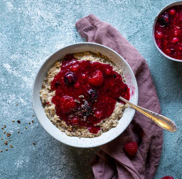 Porridge mit Waldbeergrütze