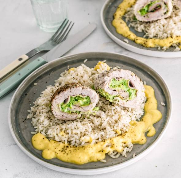 Putenröllchen mit Bärlauch-Käsefüllung auf Gemüseschaum