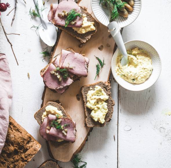 Roggen-Smörrebröd mit Roastbeef