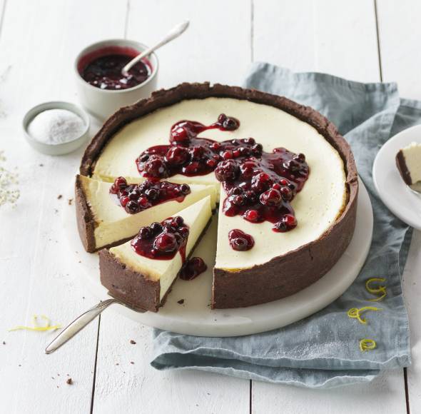 Rote-Grütze-Käsekuchen mit Schokoboden