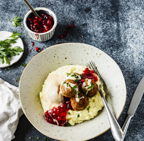 Schwedische Plantbullar mit Stampf und Preiselbeeren