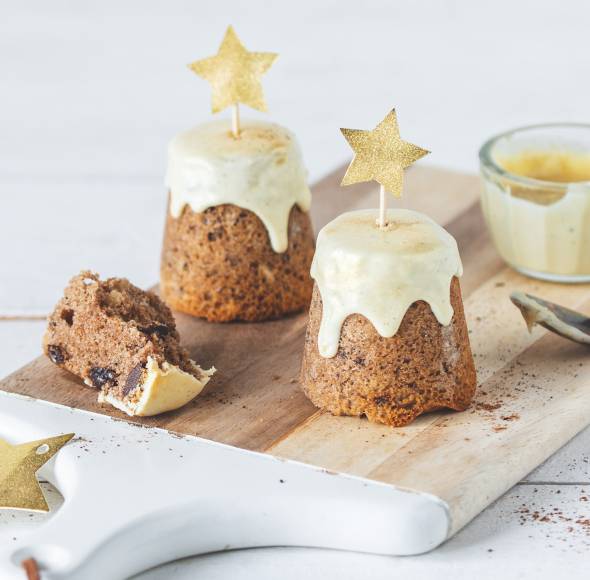 Softe Schoko-Lebkuchenküchlein mit weißer Zimt-Glasur