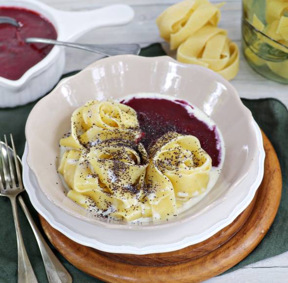 Süße Pflaumennudeln mit Mohn im Milchsud